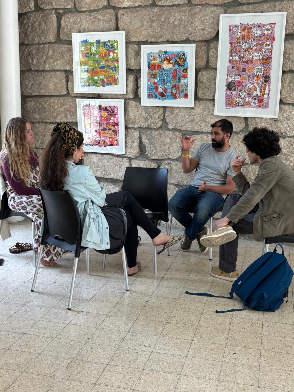 מעגל אמנים בשיחה